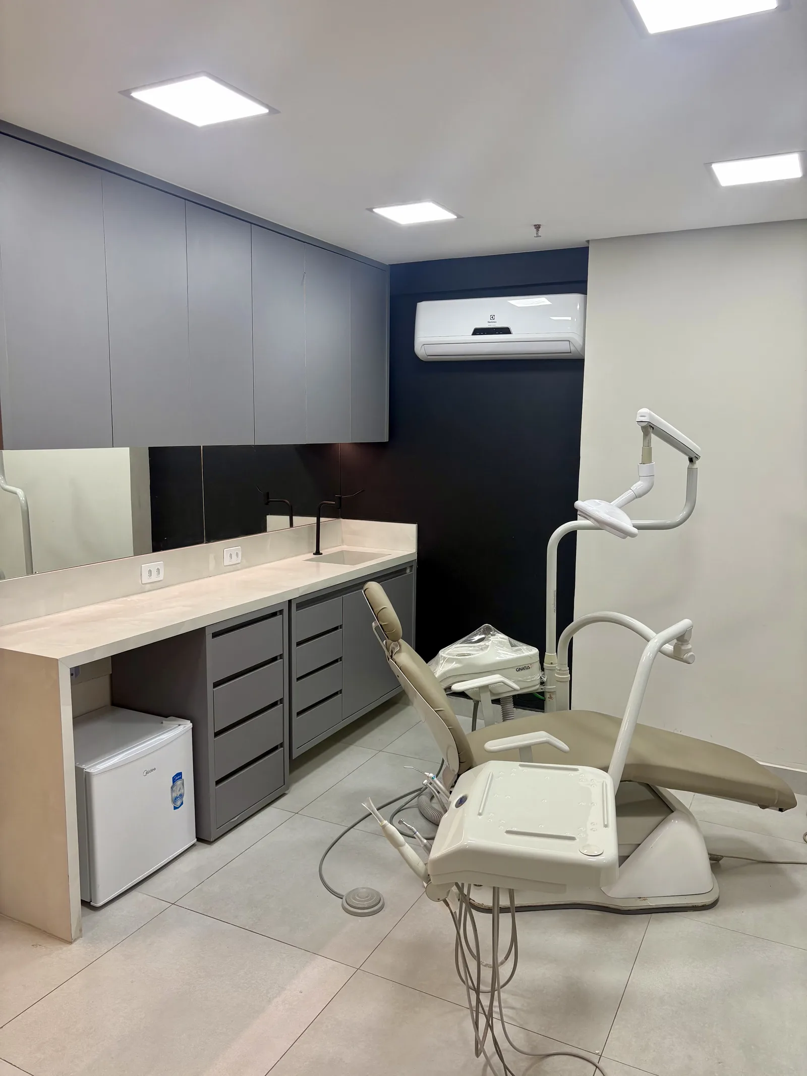 Equipamentos e cadeira odontológica no consultório da Humanitate